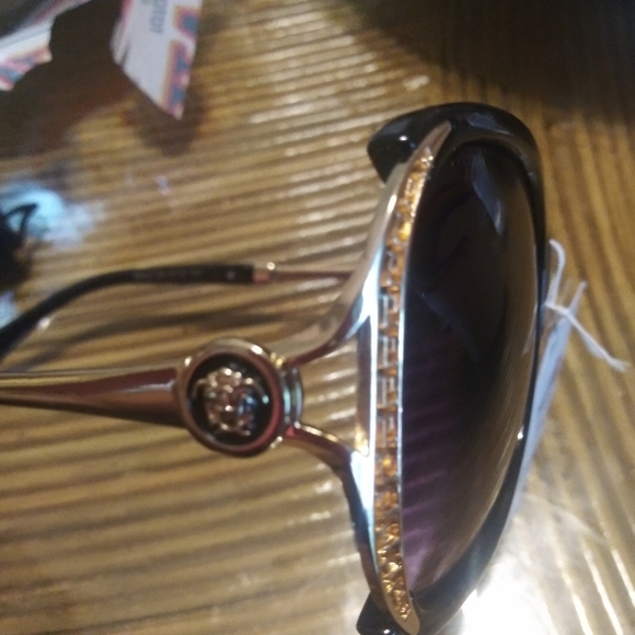 Versace - Picture 2 of 4